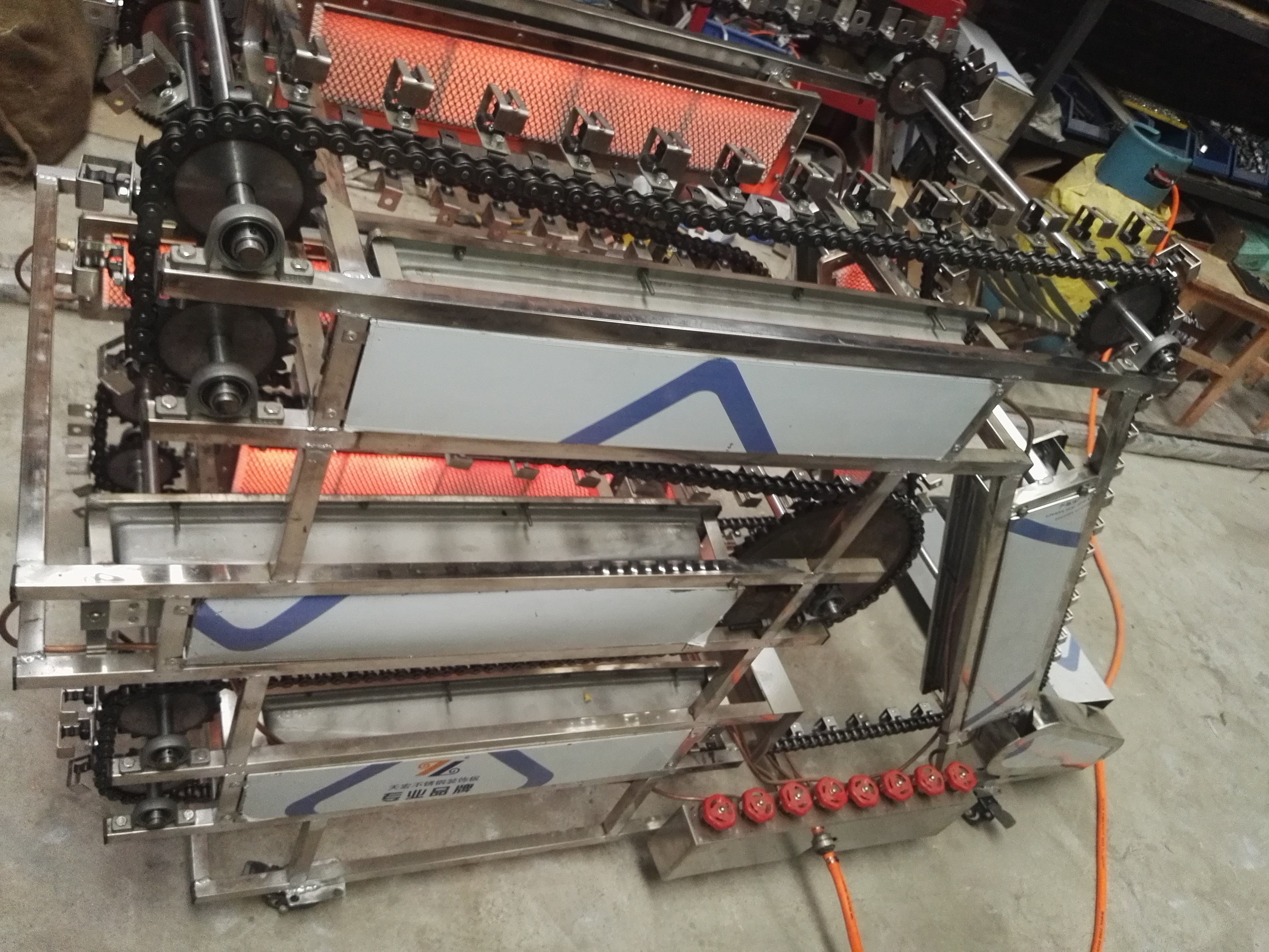 河北崇勝鏈條式自動(dòng)烤串機(jī) 自動(dòng)翻 河北崇勝鏈條式自動(dòng)翻轉(zhuǎn)式烤串機(jī)