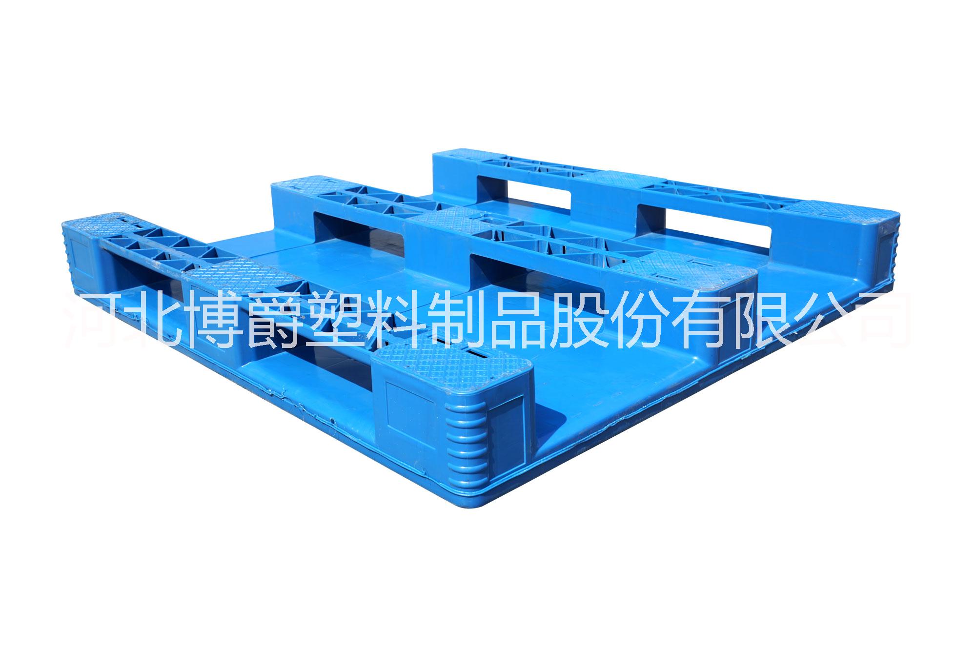 網(wǎng)格九腳塑料托盤(pán)，河北單面塑料托，廠家直銷(xiāo)，川字托盤(pán)，雙面托盤(pán)，各種規(guī)格都有
