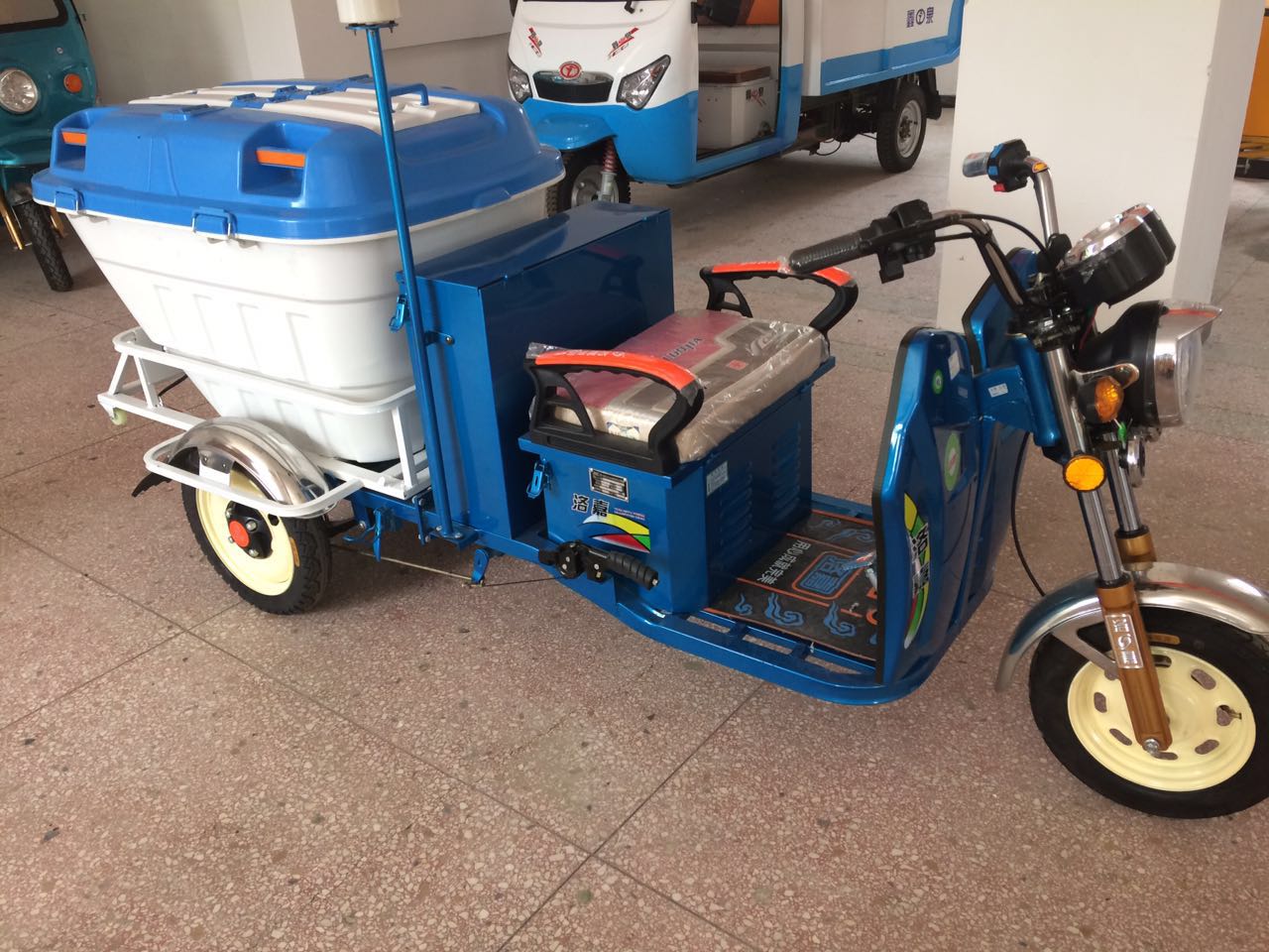 小型（朔料箱）電動三輪環(huán)衛(wèi)車A款