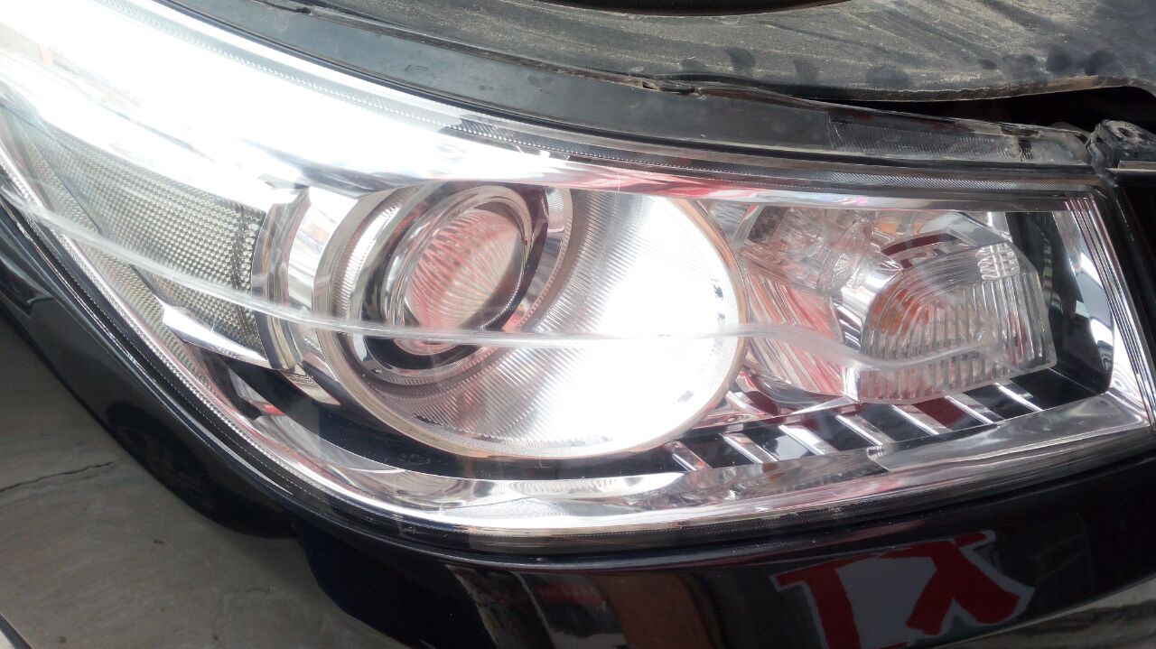 汽車車燈修復(fù)翻新