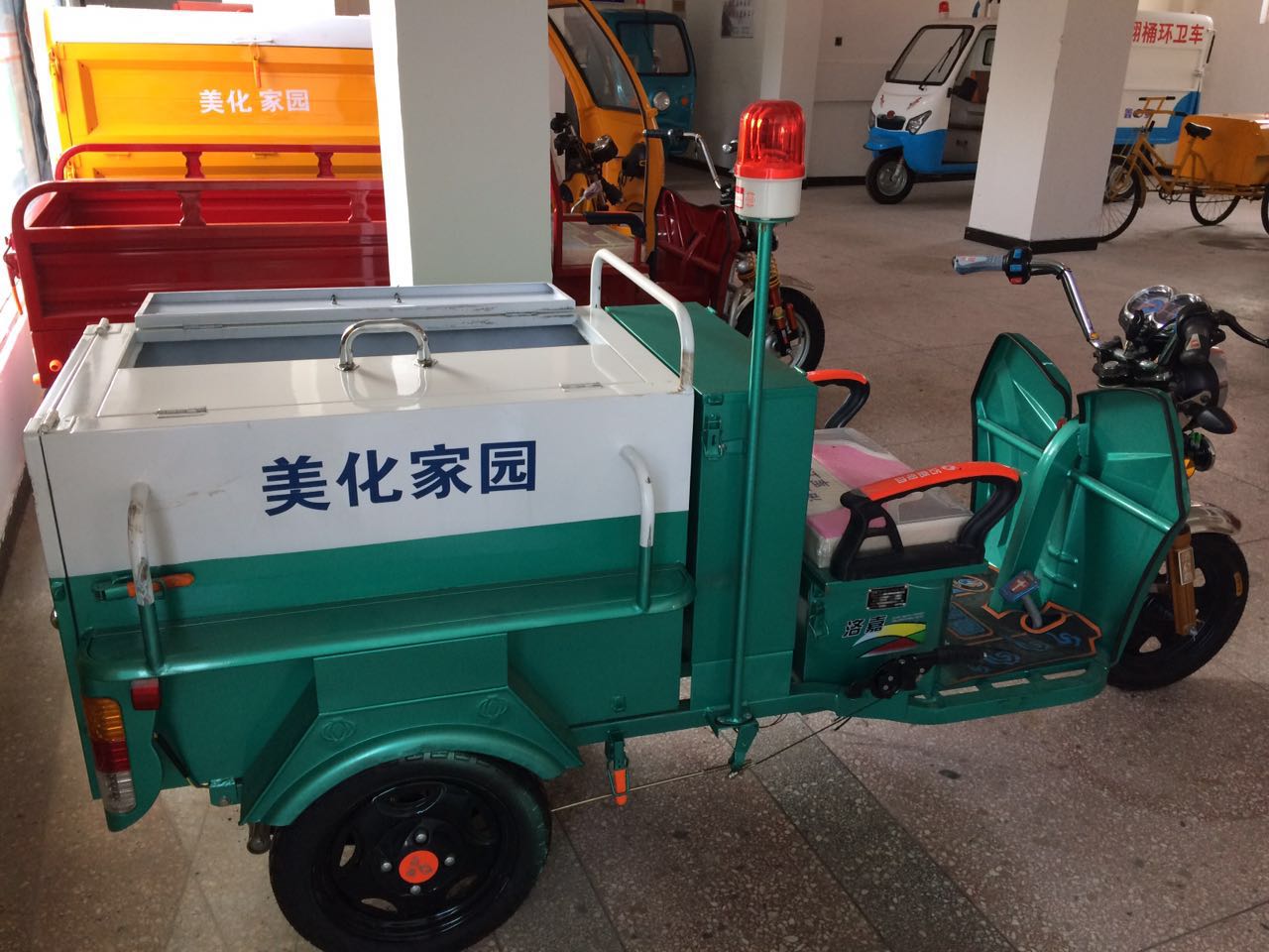 小型電動(dòng)三輪環(huán)衛(wèi)車B1款