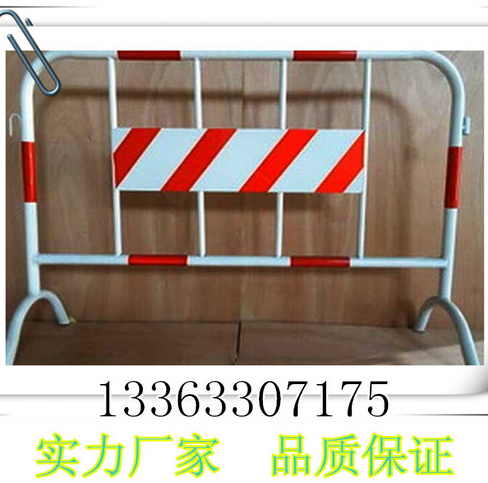 廠家供應(yīng)市政道路鐵馬護(hù)欄 施工臨時防護(hù)圍擋 移動隔離鐵馬 特價