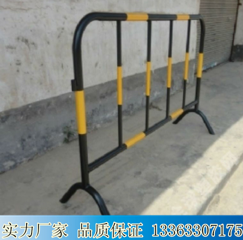 廠家供應(yīng)市政道路鐵馬護(hù)欄 施工臨時防護(hù)圍擋 移動隔離鐵馬 特價