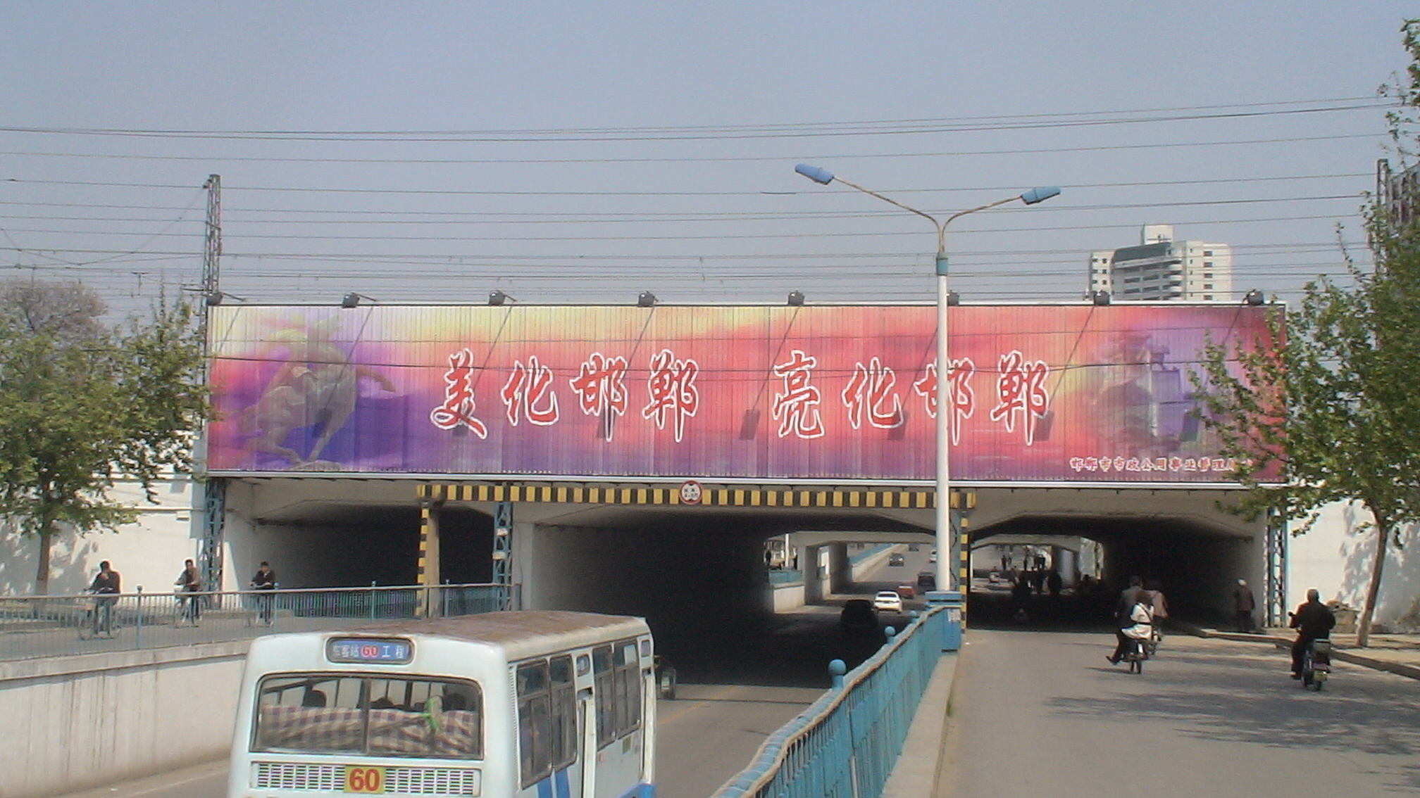 供應(yīng)鑫冠LED三面翻廣告設(shè)備 河南鑫冠LED三面翻/許昌三面翻 河南鑫冠LED三面翻、許昌三面翻