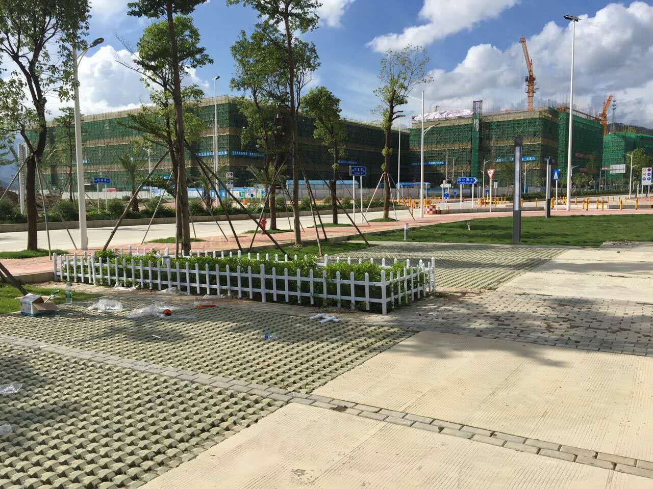 pvc草坪圍欄/鴻粵現(xiàn)貨公園小區(qū)花草防護/深圳pvc草坪圍欄廠家/深圳pvc護欄供應(yīng)/市政園林綠化帶pvc隔離欄