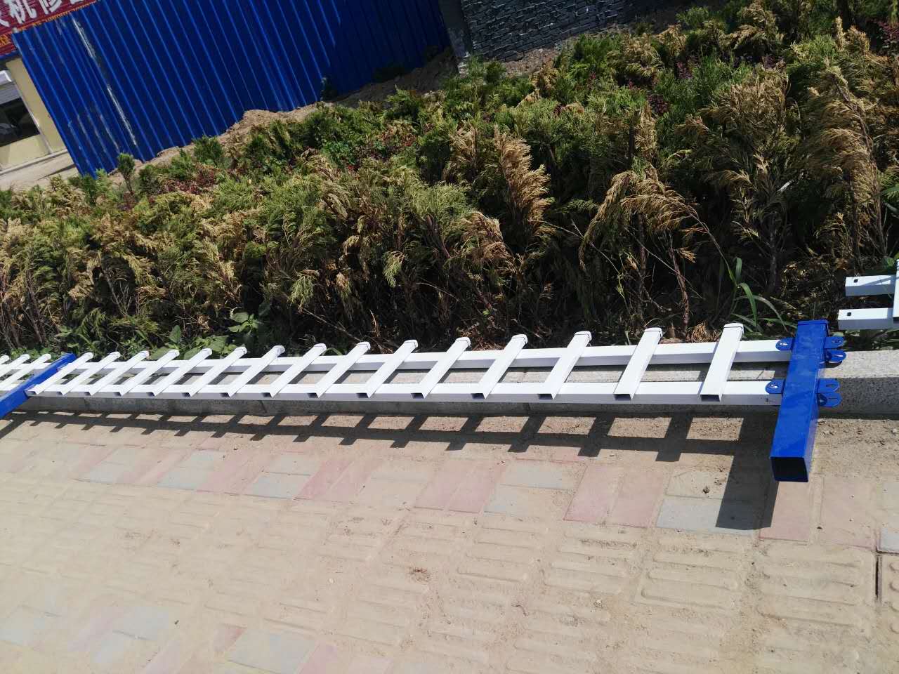 pvc草坪圍欄/鴻粵現(xiàn)貨公園小區(qū)花草防護/深圳pvc草坪圍欄廠家/深圳pvc護欄供應(yīng)/市政園林綠化帶pvc隔離欄