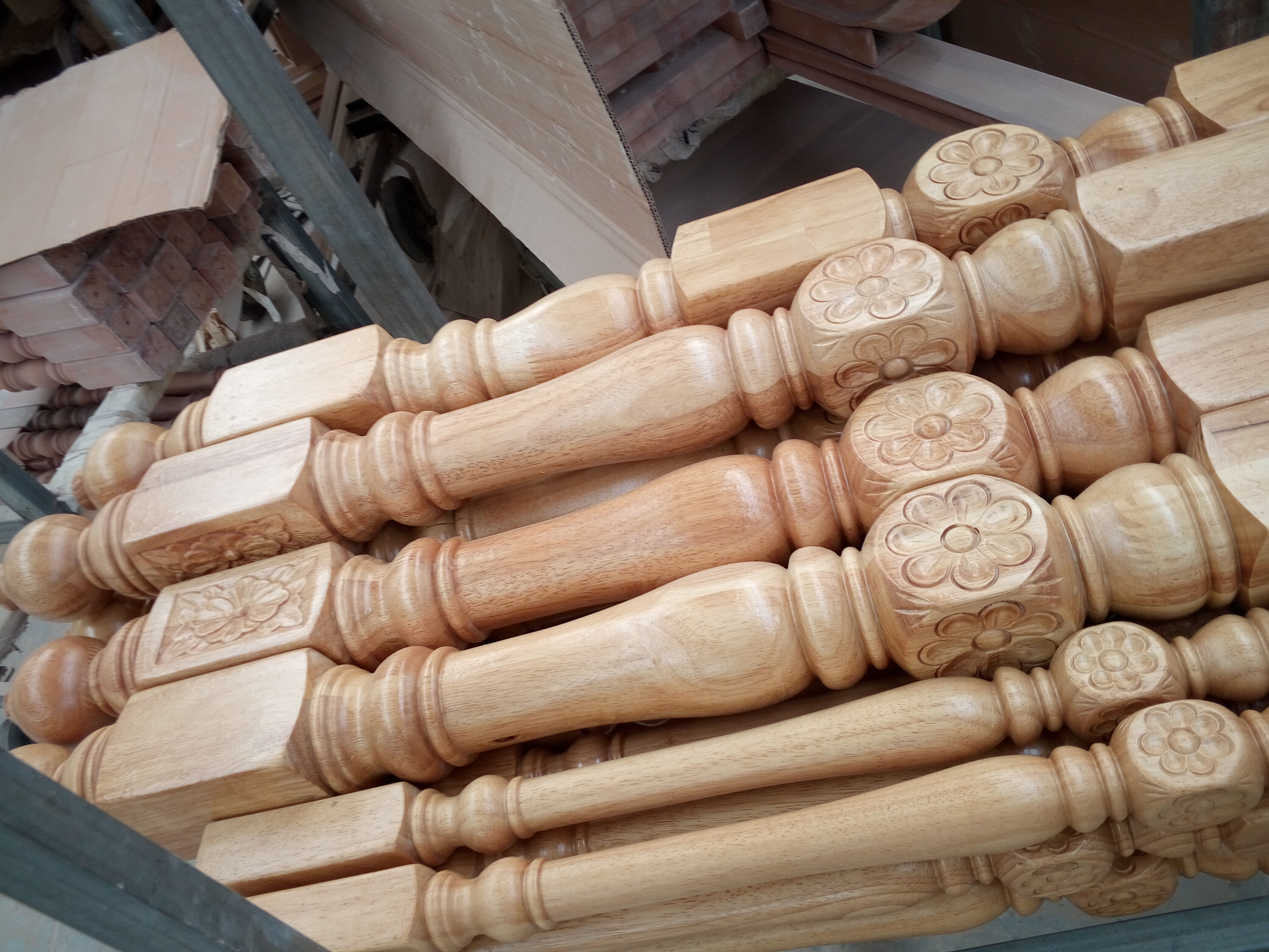 閣樓別墅實(shí)木樓梯立柱扶手護(hù)欄室內(nèi)樓梯定制歐式立柱樓梯飄窗欄桿護(hù)欄 宜昌實(shí)木樓梯立柱