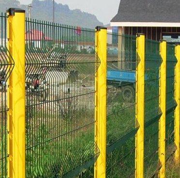 《機場護欄網(wǎng)》安平促銷三角折彎機場護欄網(wǎng)，浸塑折彎護欄網(wǎng)