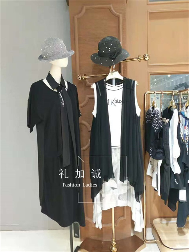 潮牌女裝黑馬藍品牌服裝尾貨折扣批發(fā)