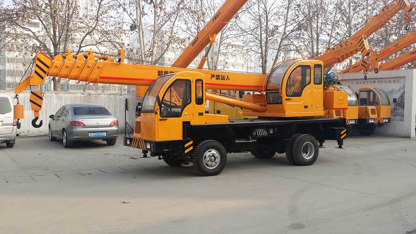 山東濟寧吊車生產廠家直銷8噸自制底盤吊車