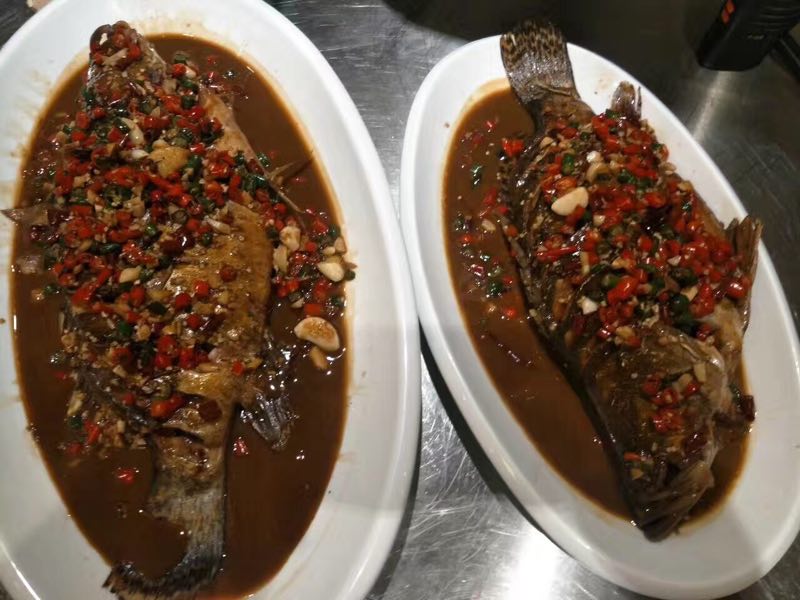 沛縣魚館   沛縣蓮湖魚館供應剁椒魚頭   紅燒魚
