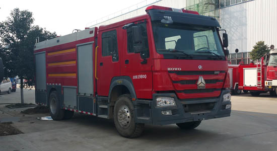 重汽豪沃8噸水罐消防車