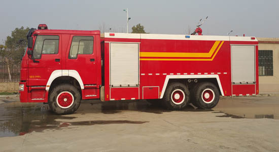 重汽豪沃12噸泡沫消防車