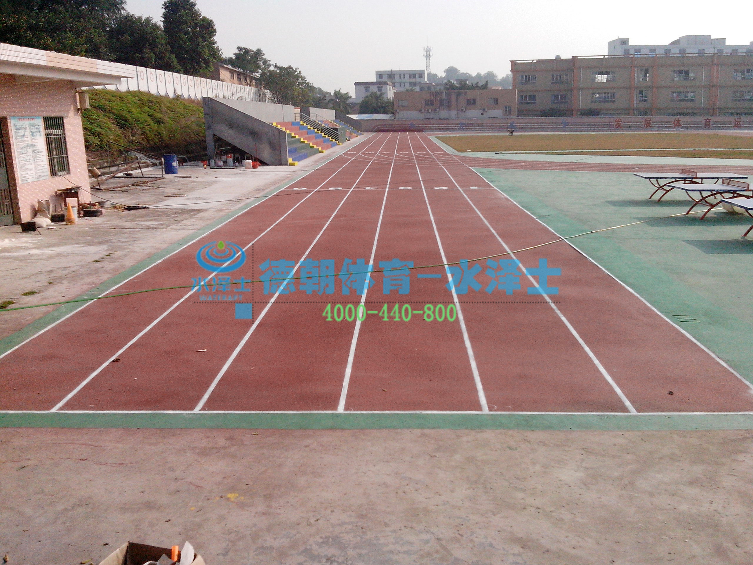 學(xué)校塑膠跑道施工材料 透氣型塑膠跑道 13mm厚塑膠面層鋪設(shè)