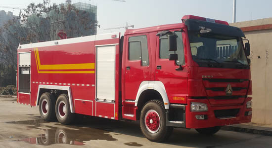 重汽豪沃12噸泡沫消防車