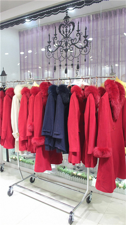 河南哪里有璐語詩羊絨大衣品牌折扣尾貨走份分批發(fā)？