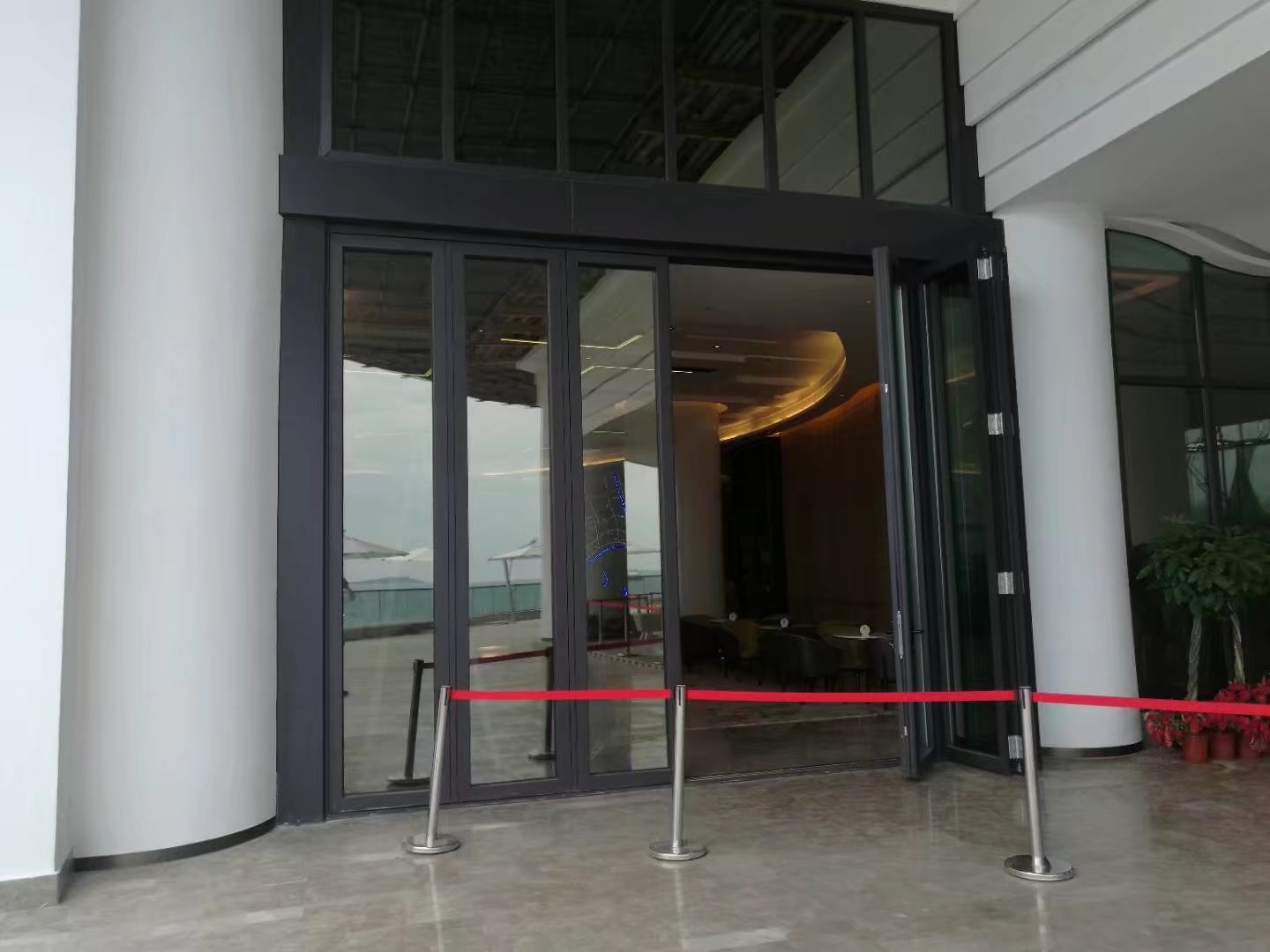 海南鋁合金折疊門(mén)價(jià)格生產(chǎn)廠家批發(fā)供應(yīng)商電話