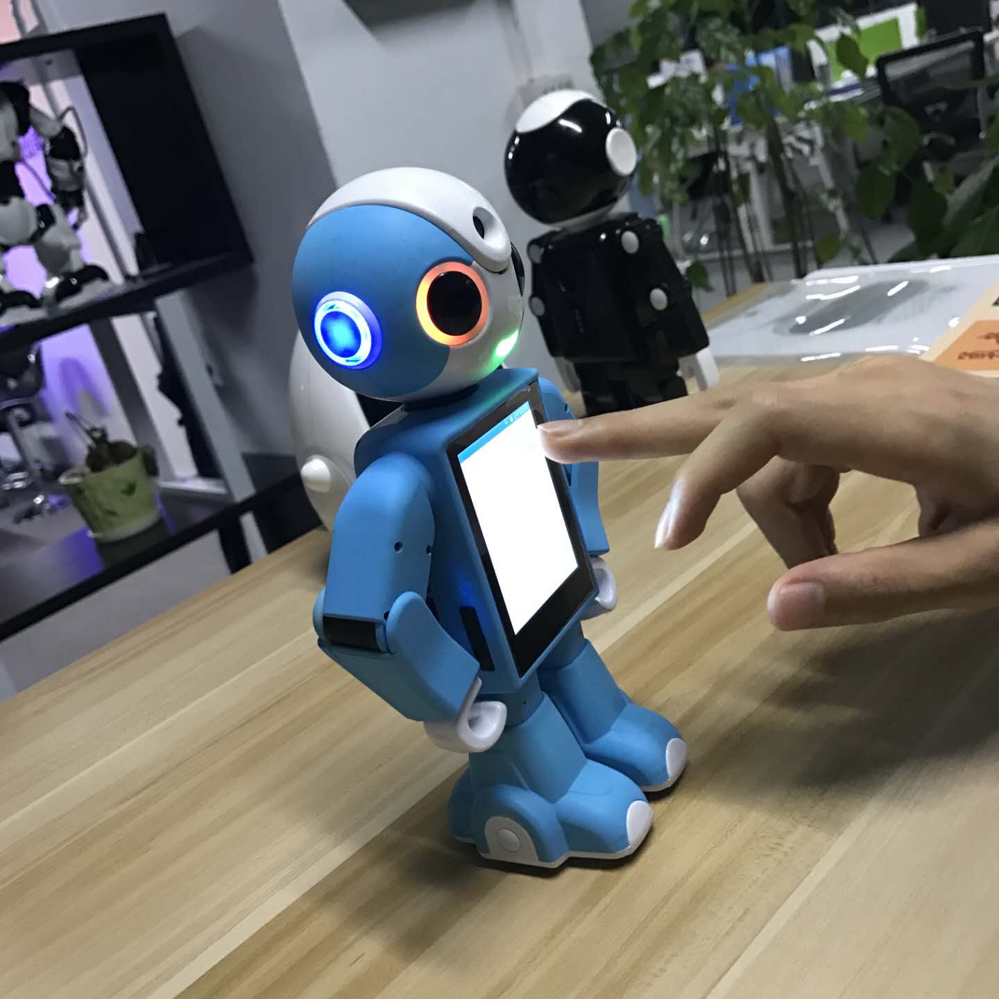 兒童教育智能機(jī)器人（誠招代理商） 人工智能兒童教育機(jī)器人（誠招代理 小碩兒童教育機(jī)器人（誠招代理