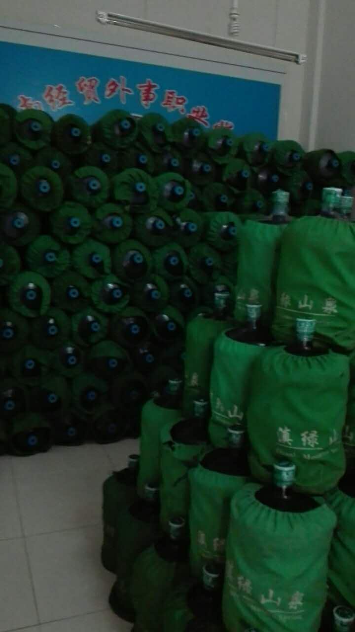 瓶裝飲用純凈水批發(fā)   滇綠山泉純凈水供應(yīng)