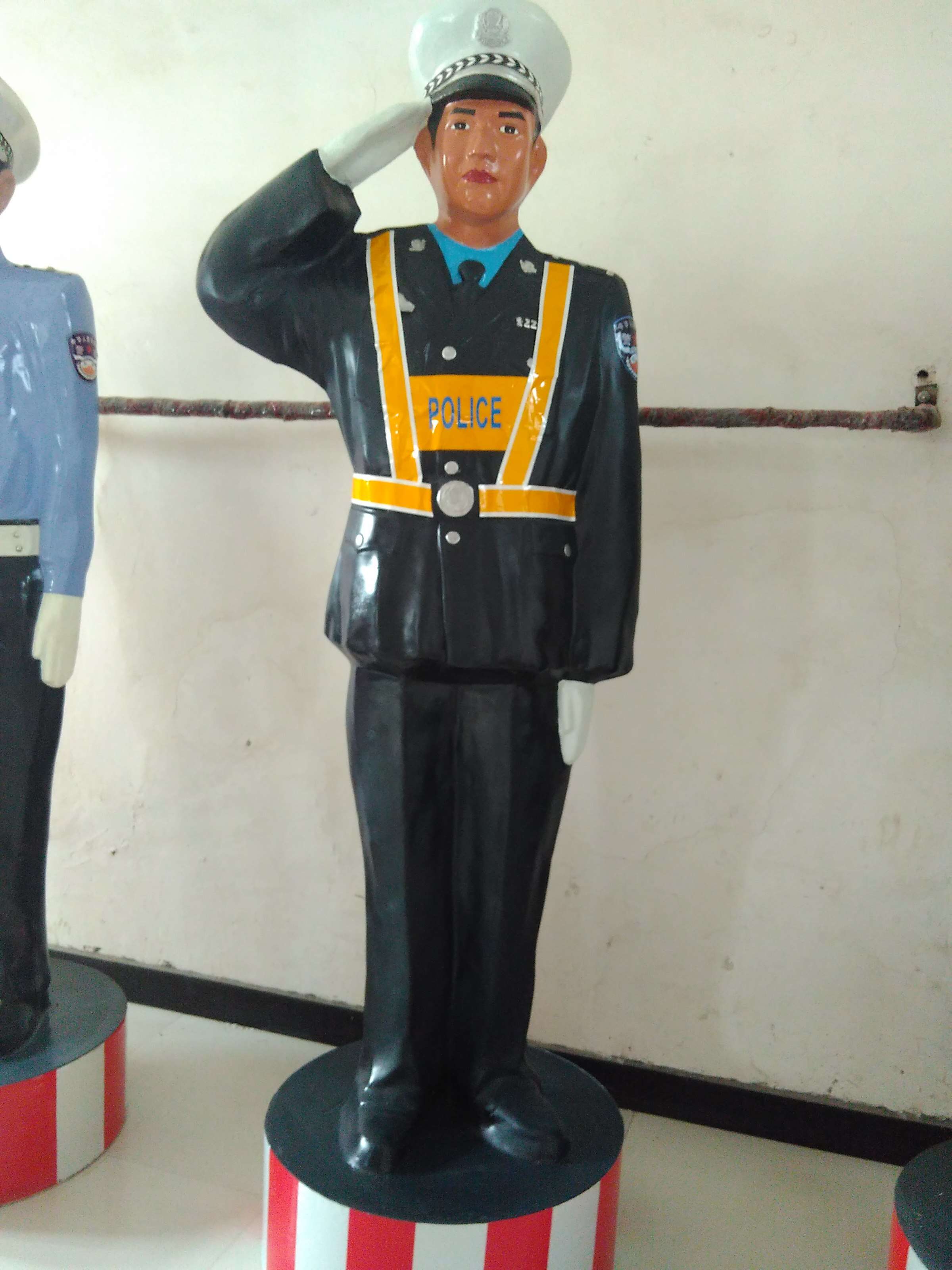 供應(yīng)哈爾濱福州新疆玻璃鋼仿真警察