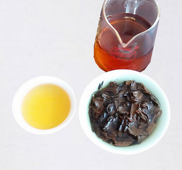 福鼎白茶2012年新工藝?yán)习撞栾瀭鹘y(tǒng)純?nèi)諘袷止な?珍藏版 福鼎白茶新工藝?yán)习撞?  title=