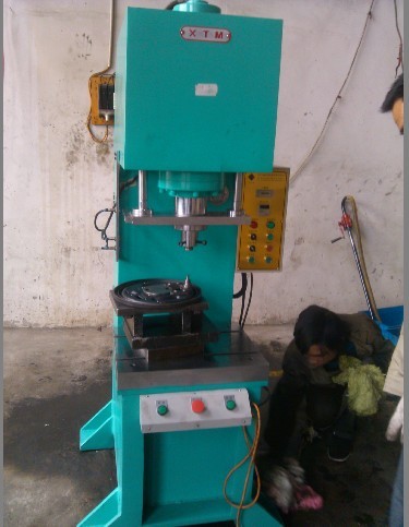 供應(yīng)天津落地式油壓機 單柱式油壓機，單臂壓裝機，