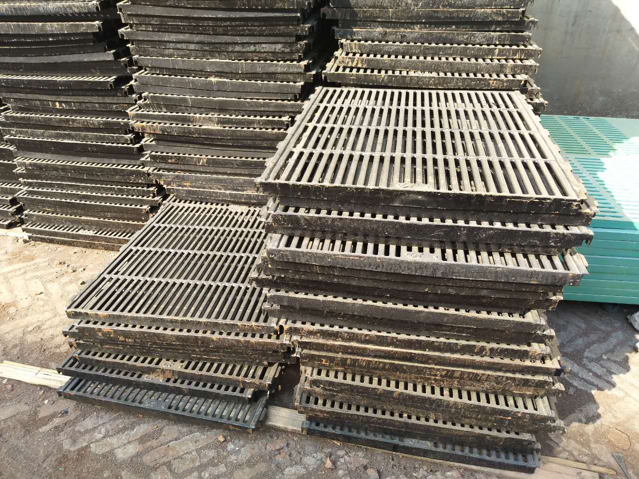 母豬產床用球磨鑄鐵漏糞板利祥農牧養(yǎng)豬設備廠專業(yè)設計生產