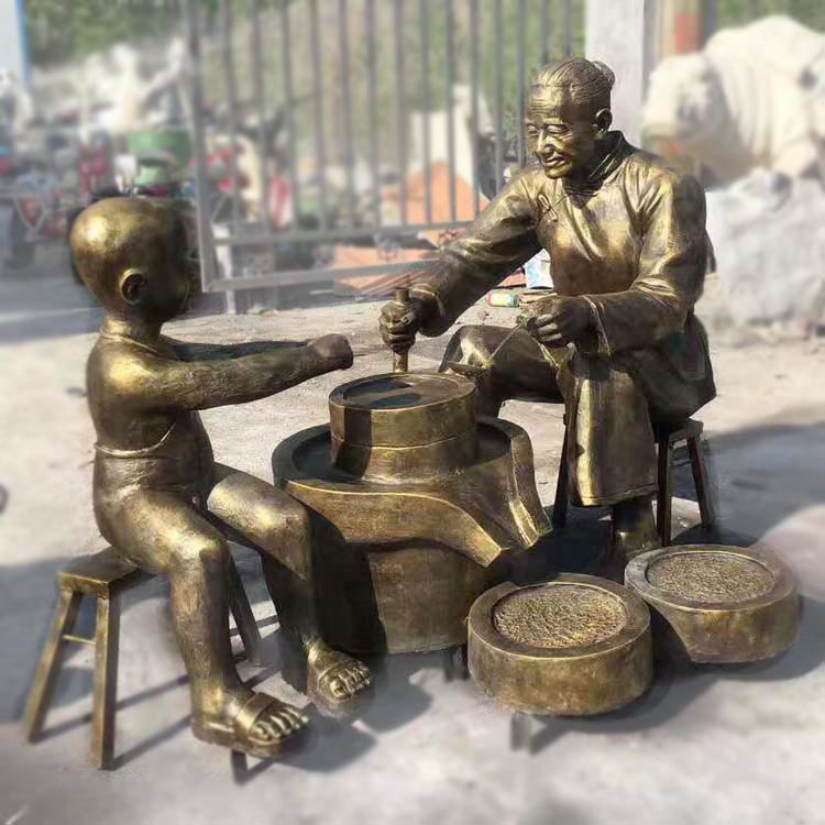 玻璃鋼仿銅推磨磨豆?jié){雕塑 老人推磨磨豆?jié){雕塑擺件 推磨磨豆?jié){雕塑價(jià)格 玻璃鋼仿銅雕塑