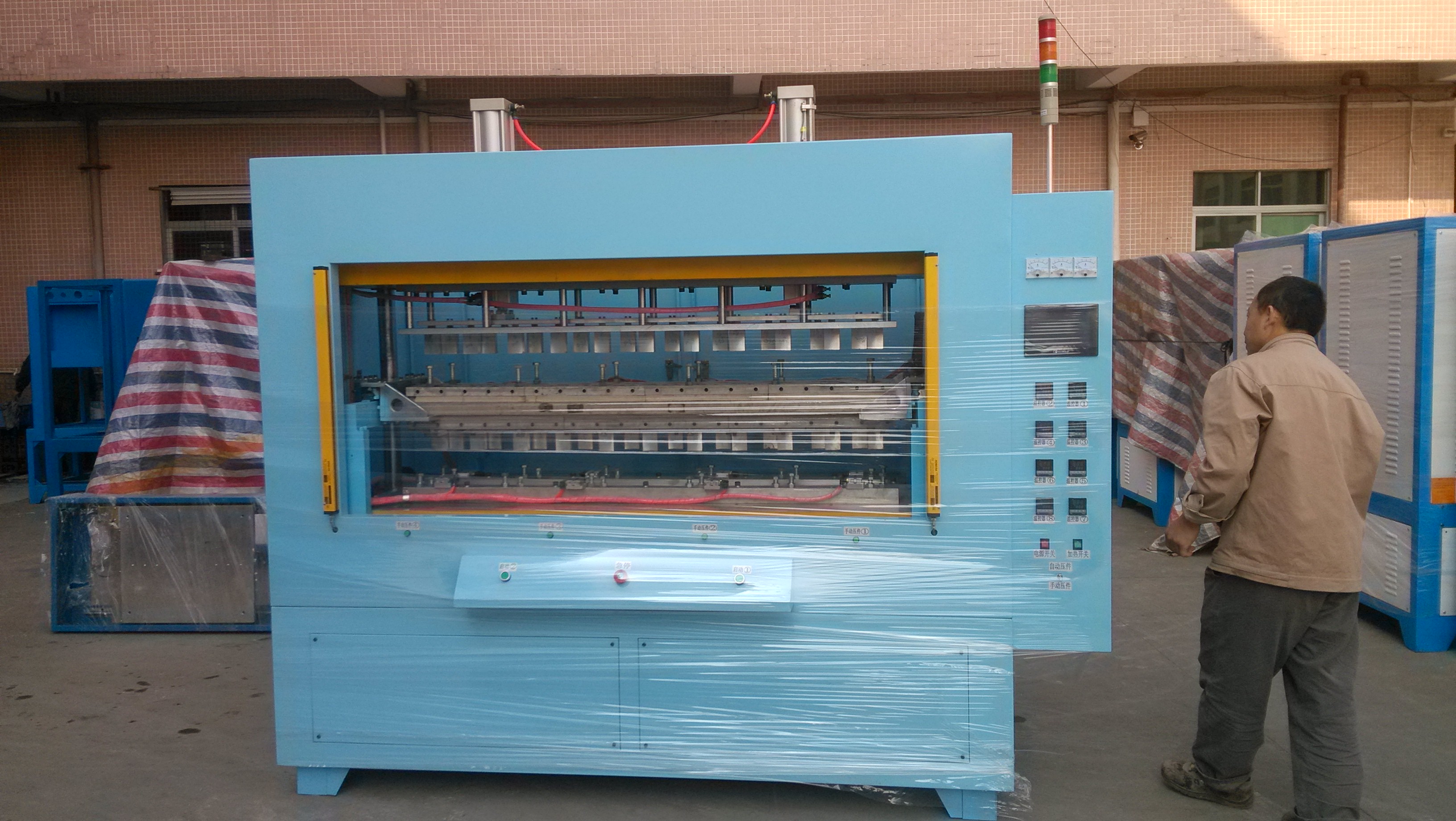 深圳熱板式塑料焊接機(jī)｜蒸汽熨斗熱板機(jī)｜塑料對(duì)焊熱板機(jī)設(shè)備