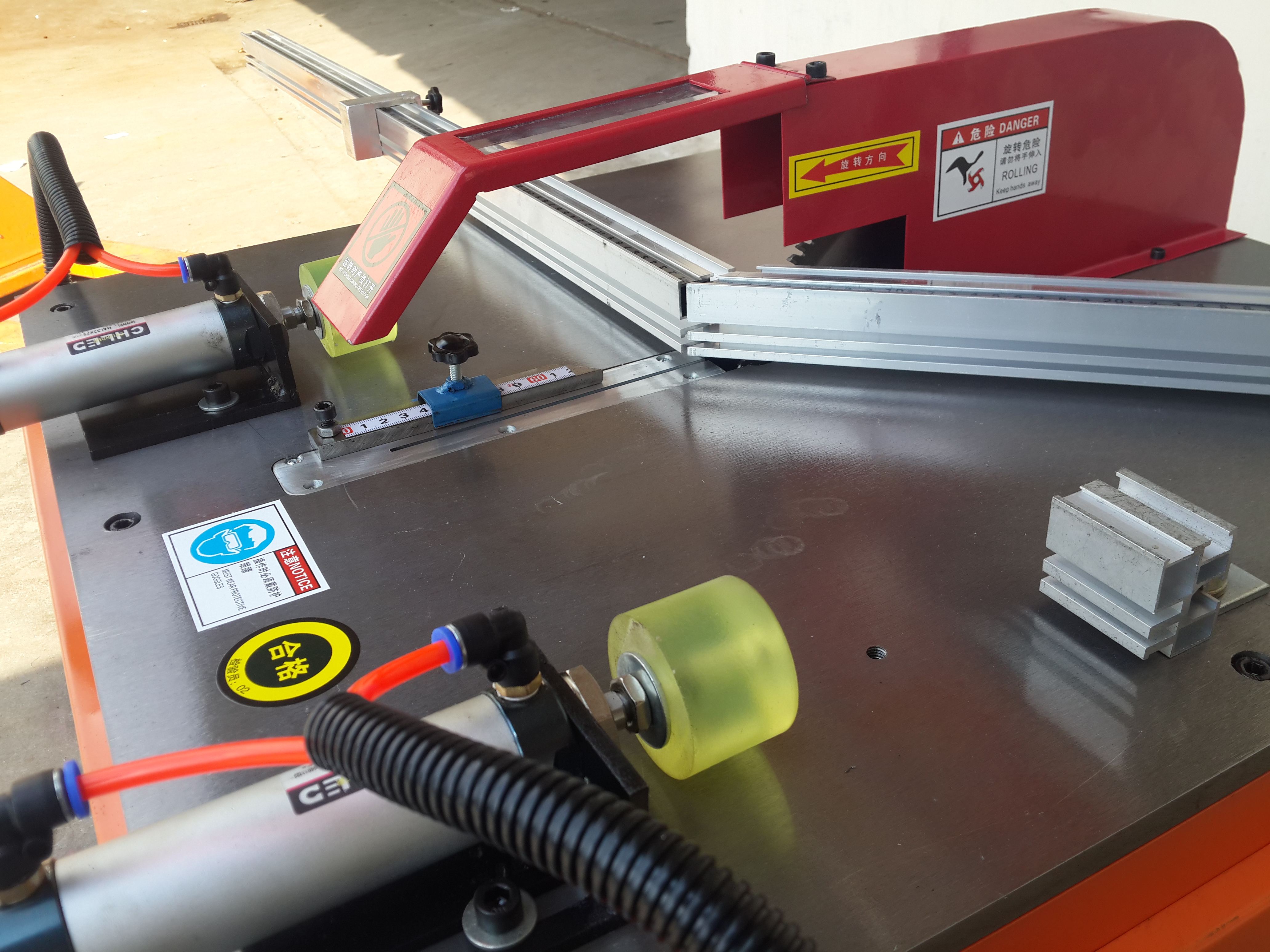 D305切割機(jī)鋁材切割機(jī)衣柜櫥柜機(jī)械切角機(jī)多功能切割機(jī)