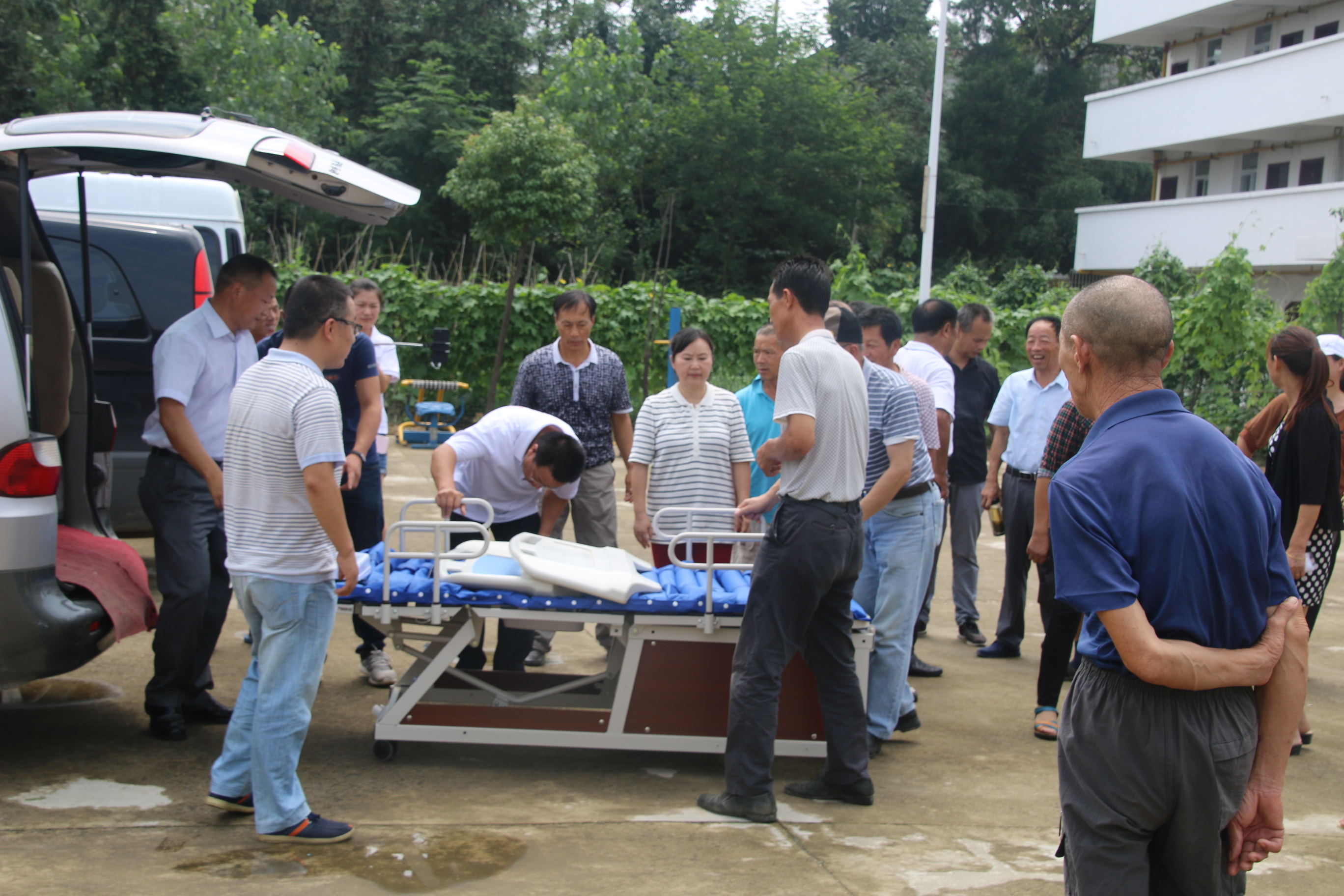 儀然科技送溫暖慰問敬老院 托老床