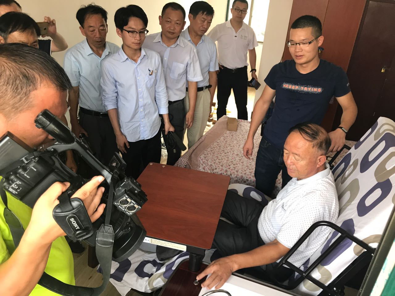 儀然科技送溫暖慰問敬老院 托老床