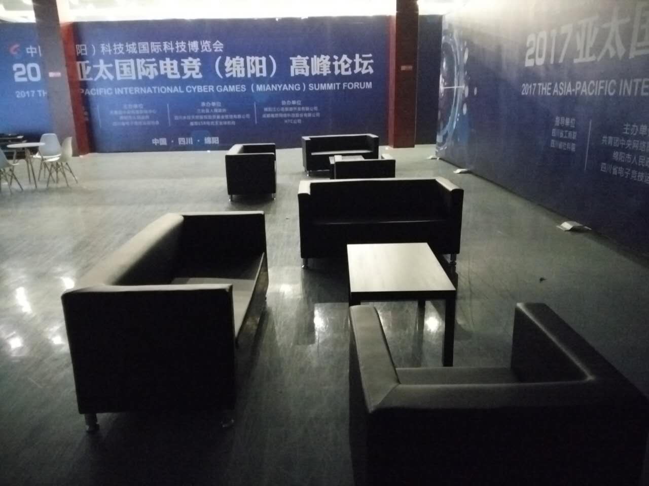 出租展會沙發(fā)、酒會、年會桌椅，成都家具租賃就選龍銘