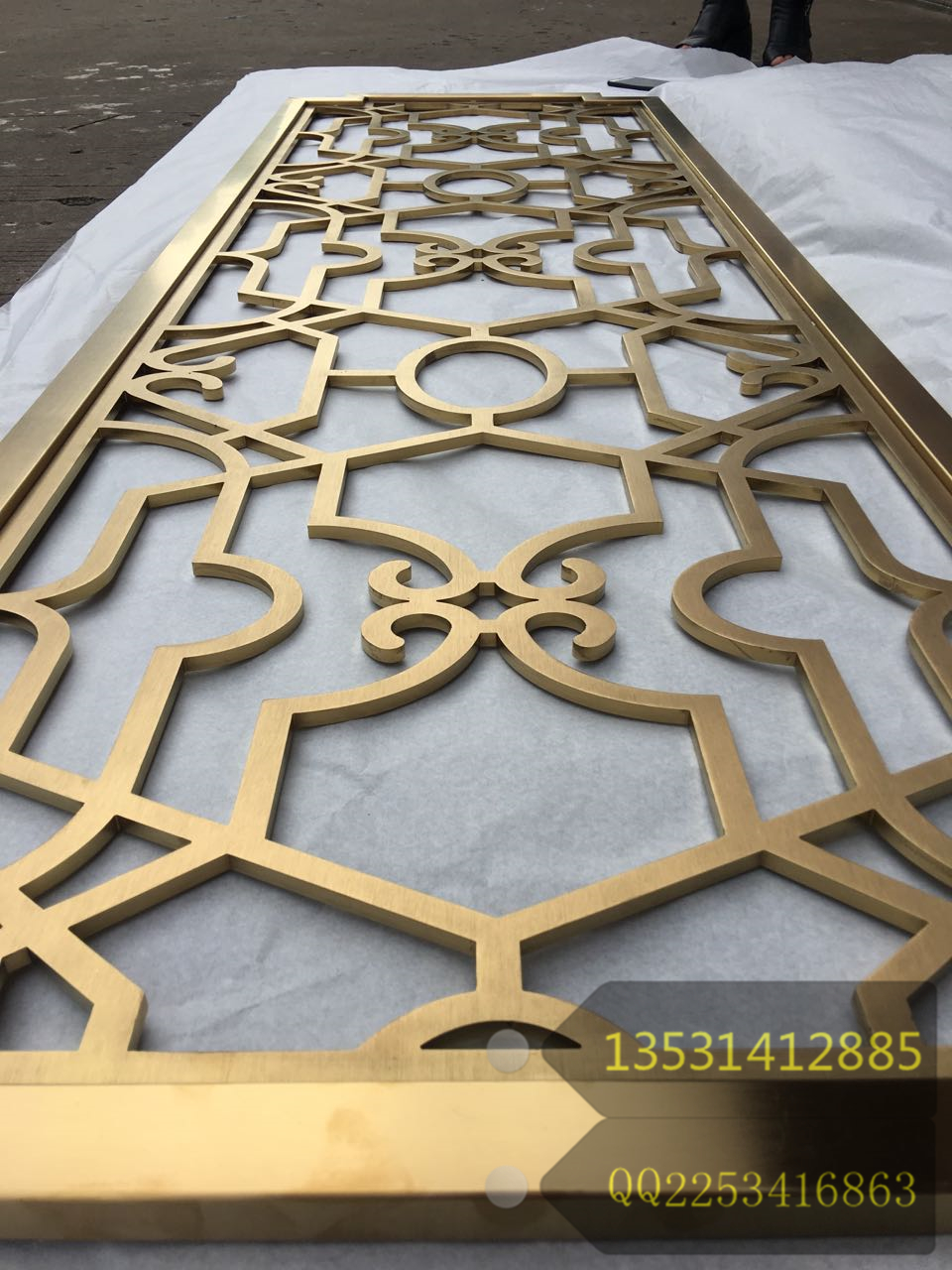 鈦金不銹鋼鏤空屏風(fēng)隔斷廠家實拍圖    鈦金不銹鋼鏤空屏風(fēng)隔斷