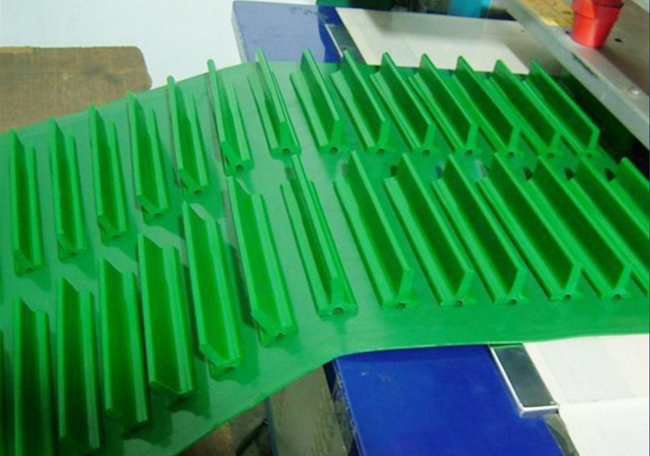 綠色白色PVC加擋板裙邊輸送帶