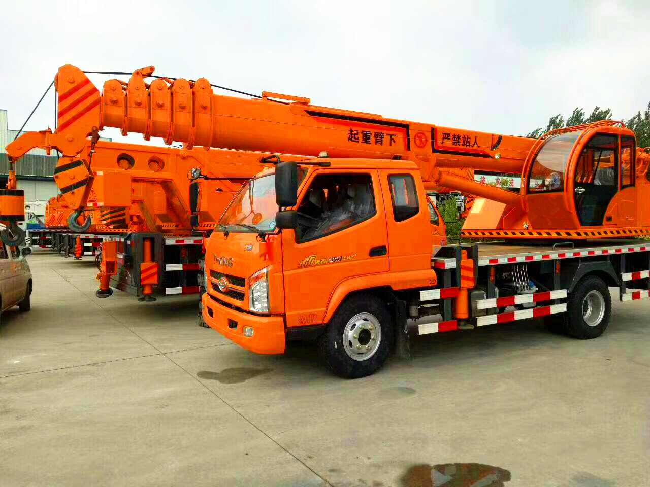 山東龍祥吊車新款國五12噸汽車吊車12噸吊車廠家直銷