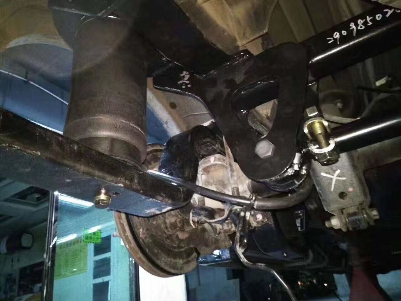 徐州專業(yè)改裝奔馳凌特空氣懸掛避震/凌特改裝氣囊減震