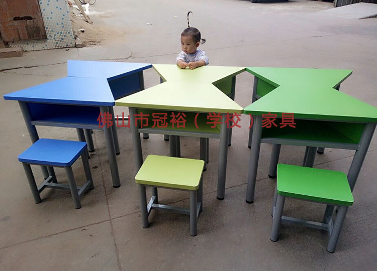 廠家批發(fā)輔導(dǎo)班學(xué)生課桌椅彩色梯形兒童學(xué)習(xí)桌幼兒園六邊形組合桌