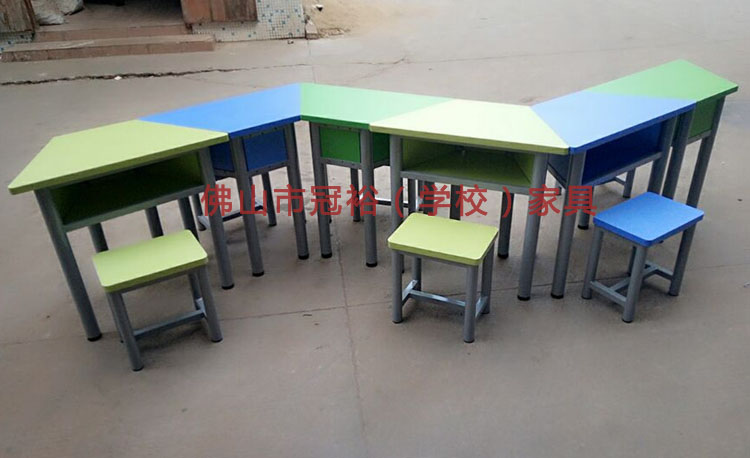 廠家批發(fā)輔導(dǎo)班學(xué)生課桌椅彩色梯形兒童學(xué)習(xí)桌幼兒園六邊形組合桌