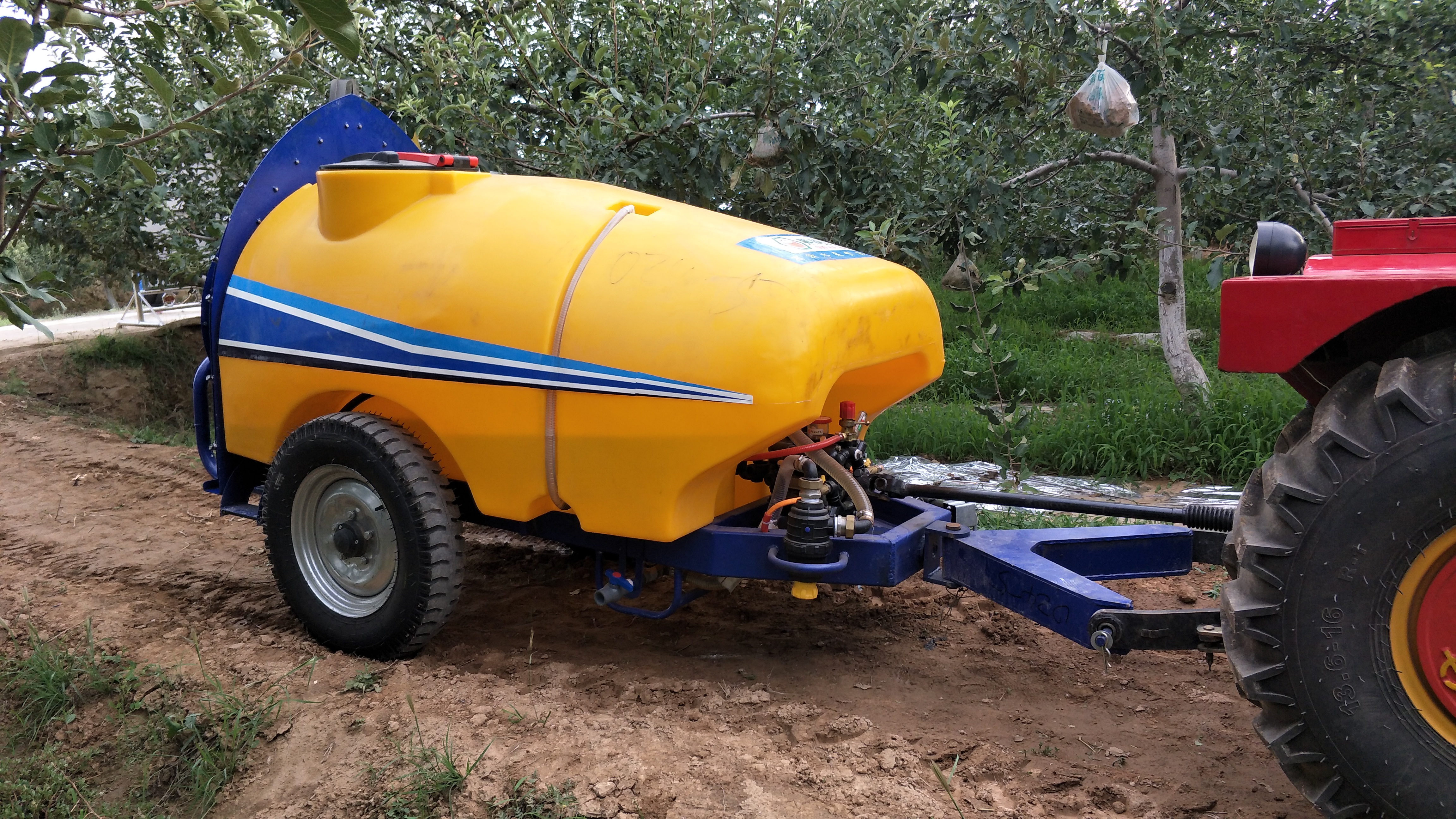 拖拉機牽引式果園噴霧機 拖拉機牽引式果園打藥機 拖拉機牽引式風送果園打藥機 果哈哈牽引式風送果園打藥機