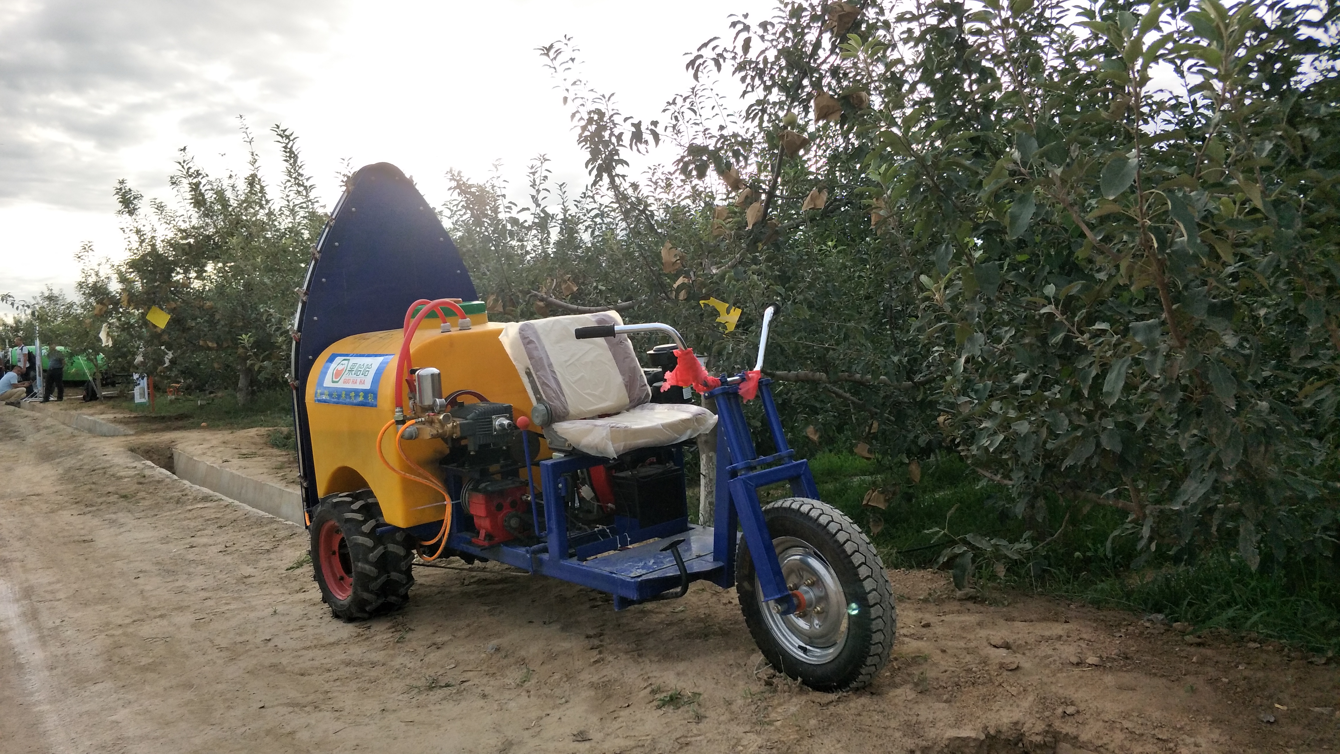 供應(yīng)自走式葡萄打藥機、果園打藥機、果樹打藥機