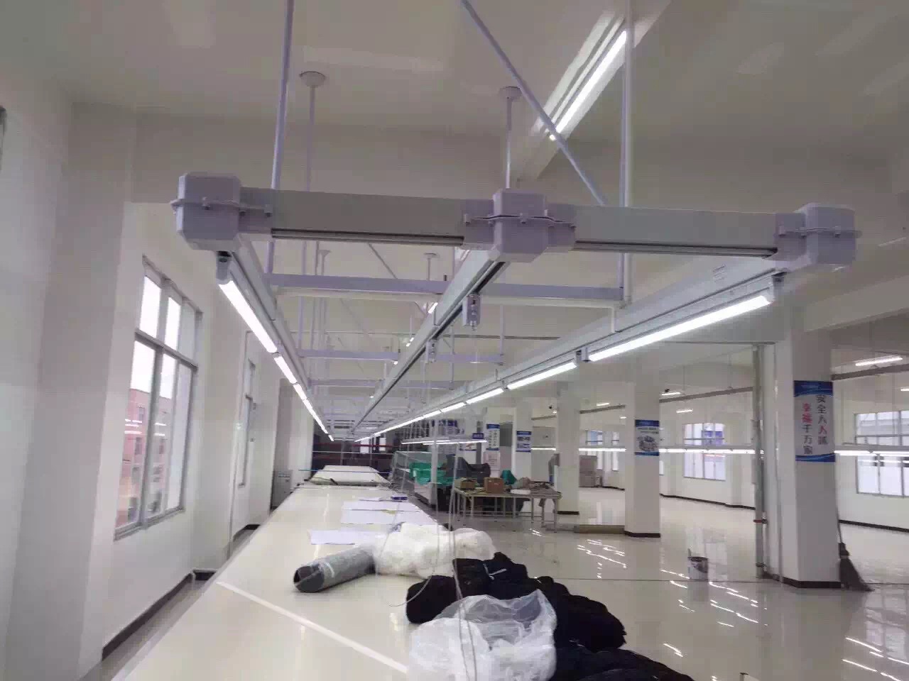 裝配飛利浦三雄極光佛山歐普照明燈具的母線槽橋架燈架