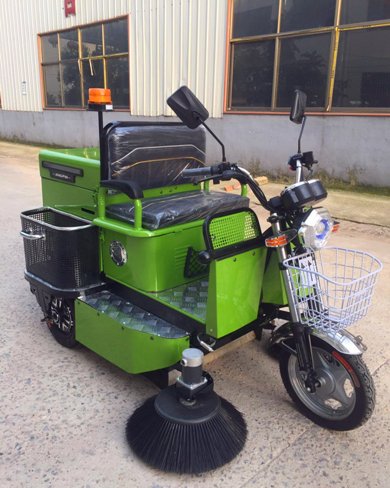 柳寶三輪電瓶式滾刷掃地車   駕駛式掃吸結(jié)合掃地車