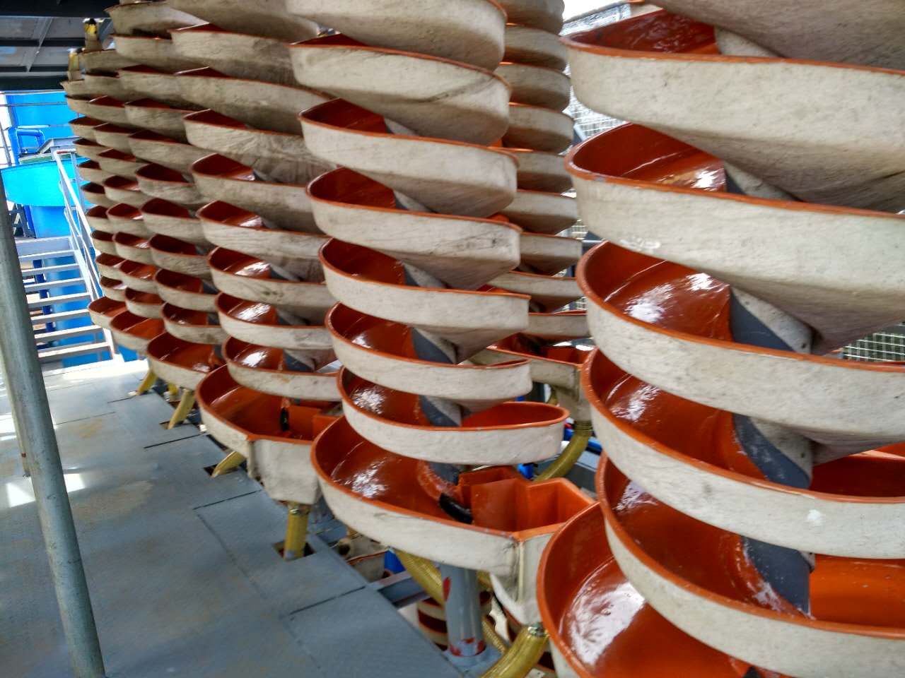 螺旋溜槽 廈門螺旋溜槽  螺旋溜槽廠家 ?？诼菪锊?海南螺旋溜槽