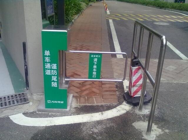 小區(qū)智能彩屏橋式擺閘地鐵工地考勤門禁系統(tǒng)員工通道