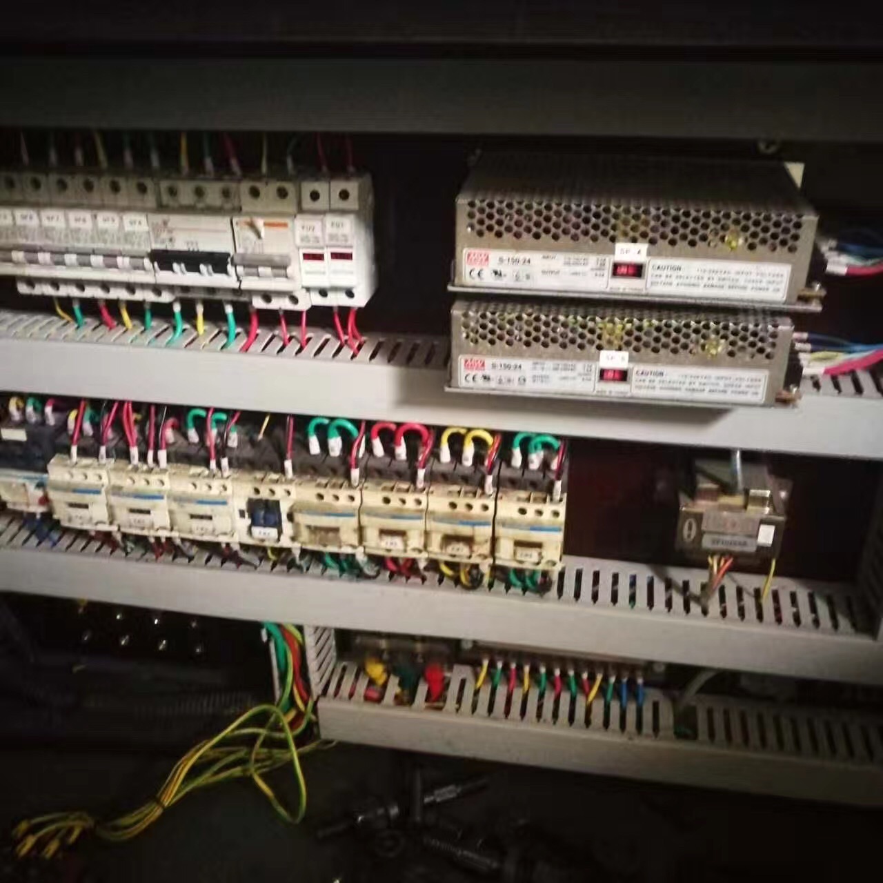 聯(lián)升注塑機(jī)LS55V，聯(lián)升55T高速機(jī)射速180，下模310膠量92克，長3.9米，寬1米，高1.5米2012年機(jī)器9
