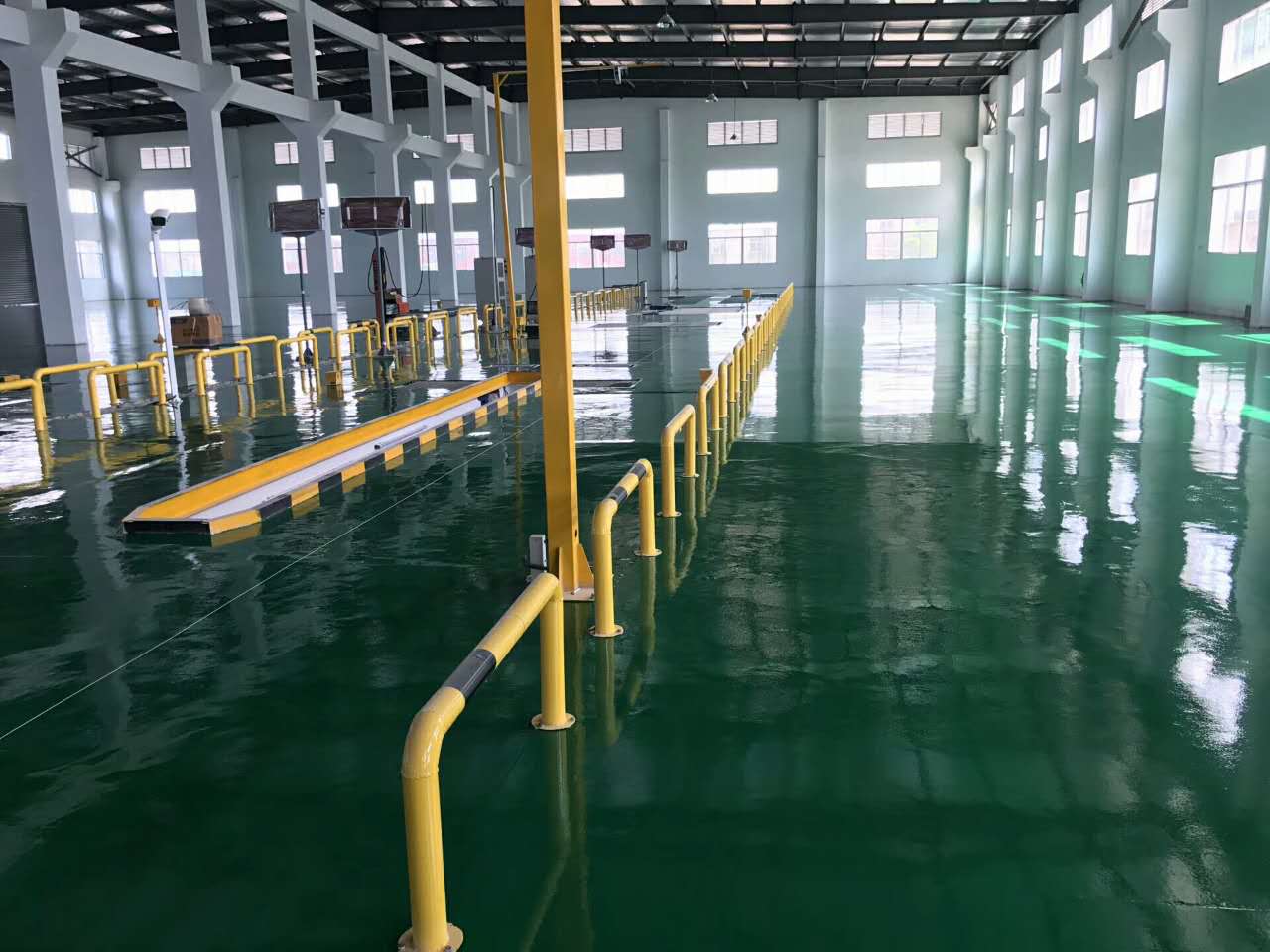 東莞厚街、中堂環(huán)氧防靜電地坪漆-環(huán)氧自流平地坪漆-環(huán)保耐磨