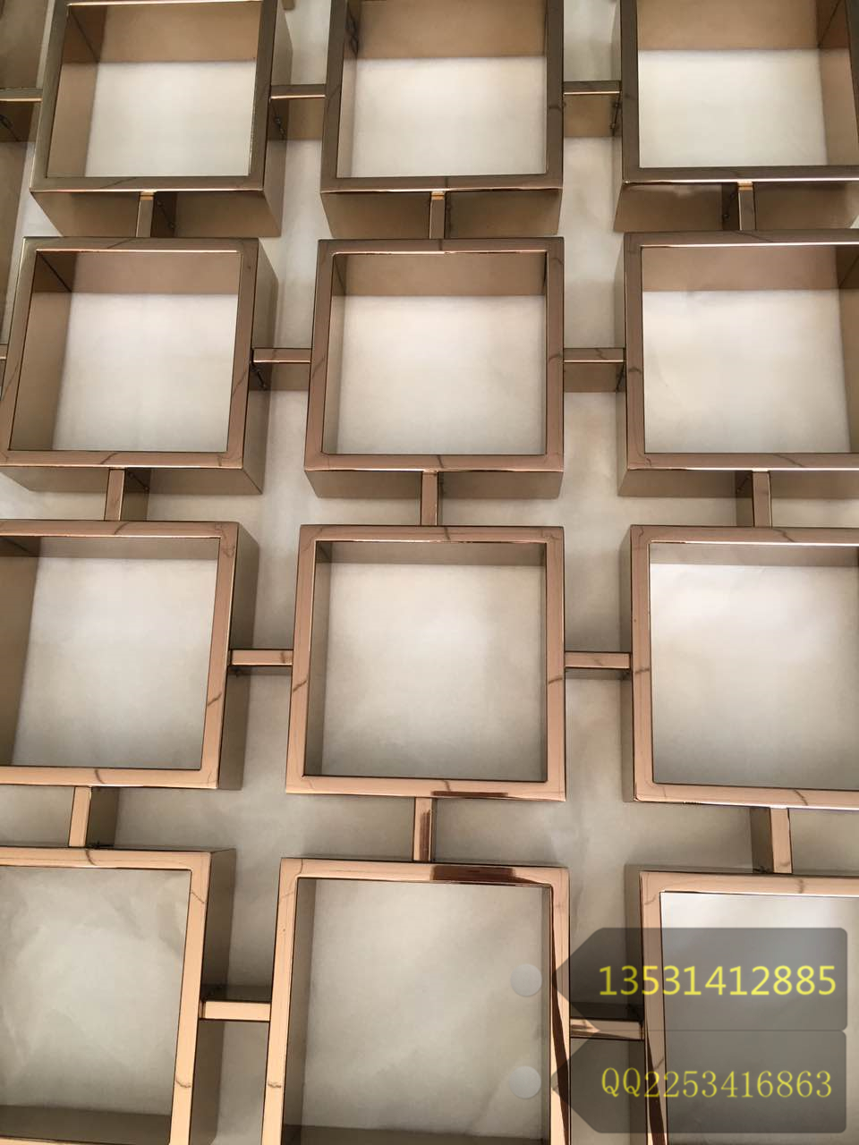 酒店玫瑰金不銹鋼花格裝飾別具一格的舒適感