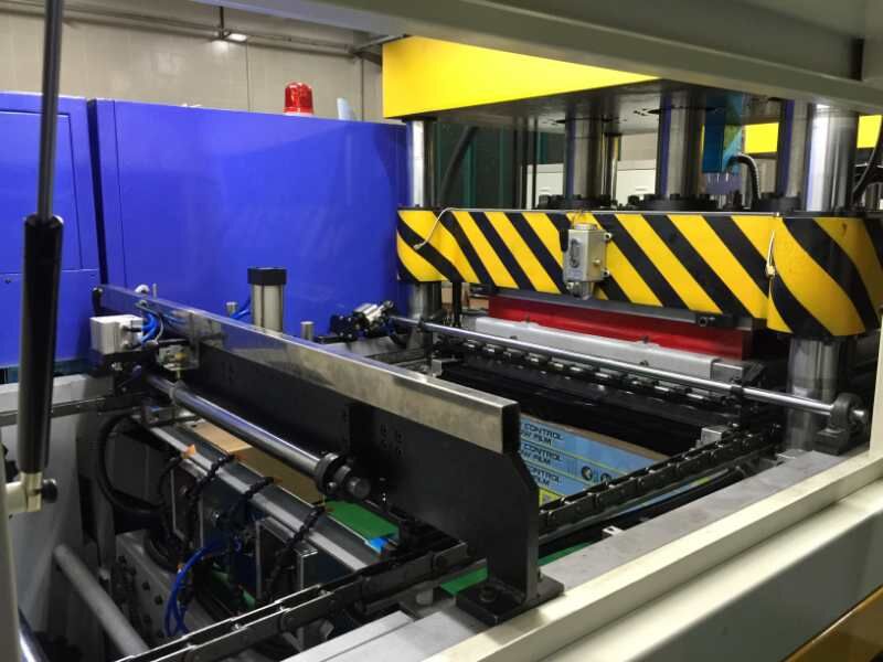 深圳全自動服裝折疊機價格，全自動服裝折包機電話，工廠特惠，廠家直銷。