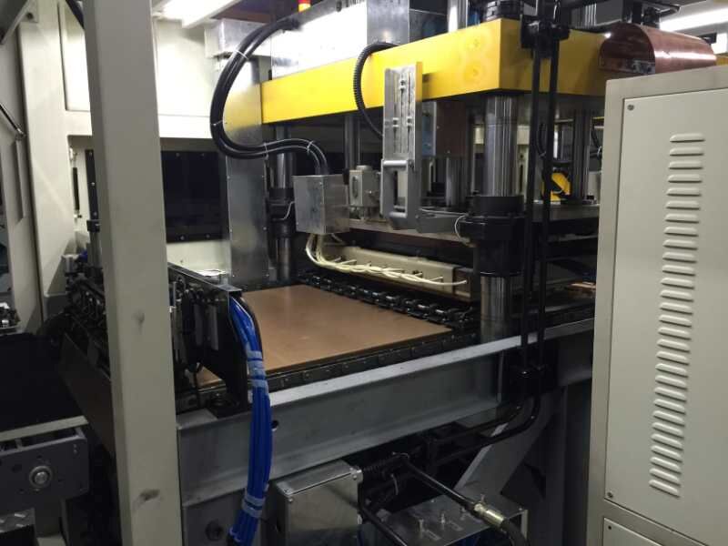 深圳全自動服裝折疊機價格，全自動服裝折包機電話，工廠特惠，廠家直銷。